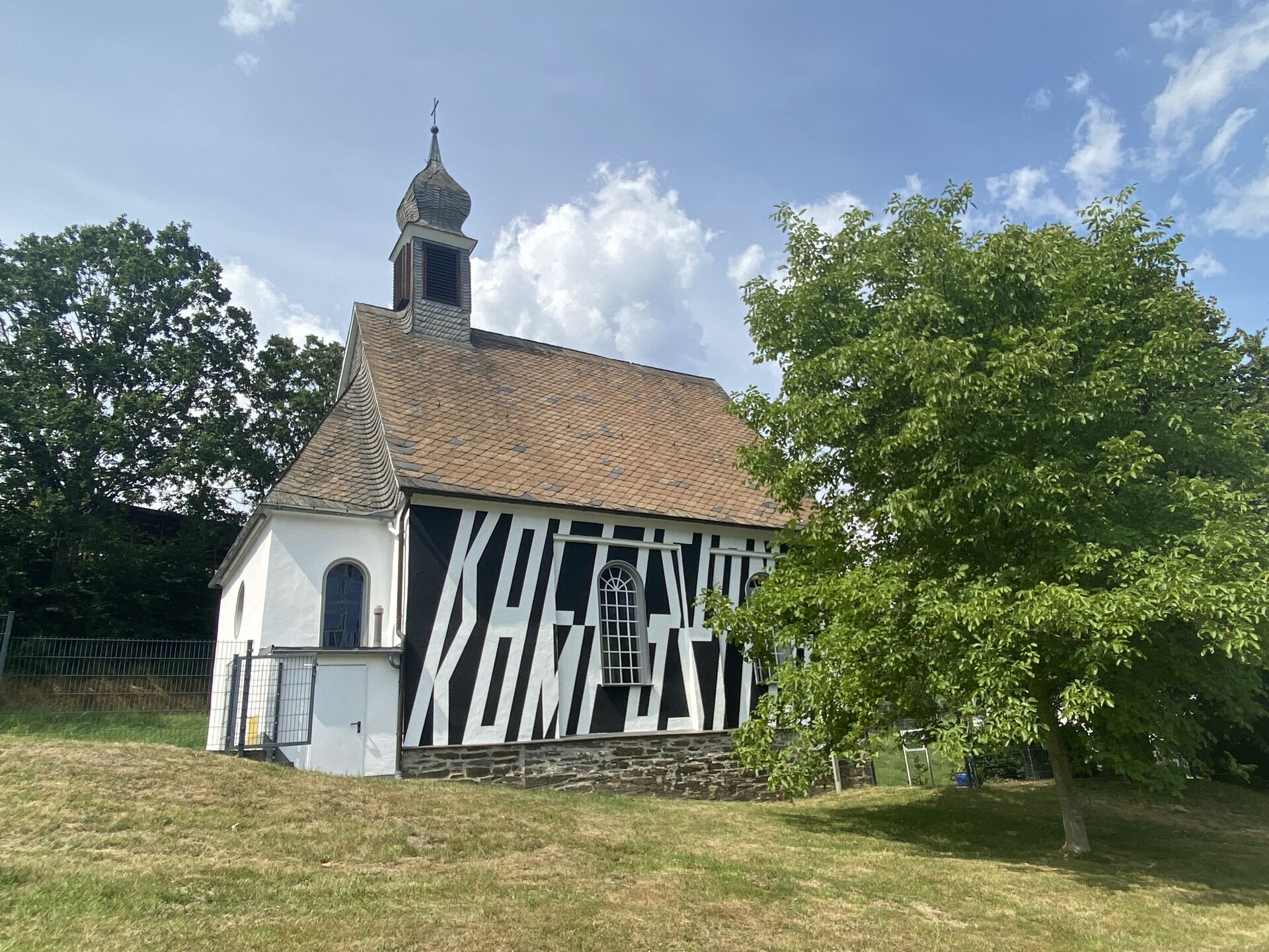 Das Kunstwerk KOLLISION-KOMPOSITION von Lars Breuer an der Kulturkirche Gleidorf, Foto: Lars Breuer