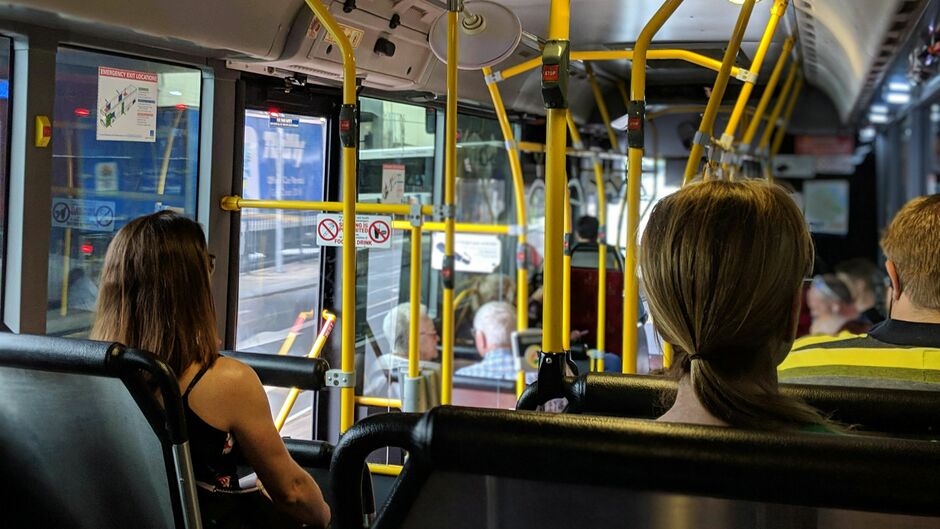 Innenaufnahme eines Busses mit Fahrgästen