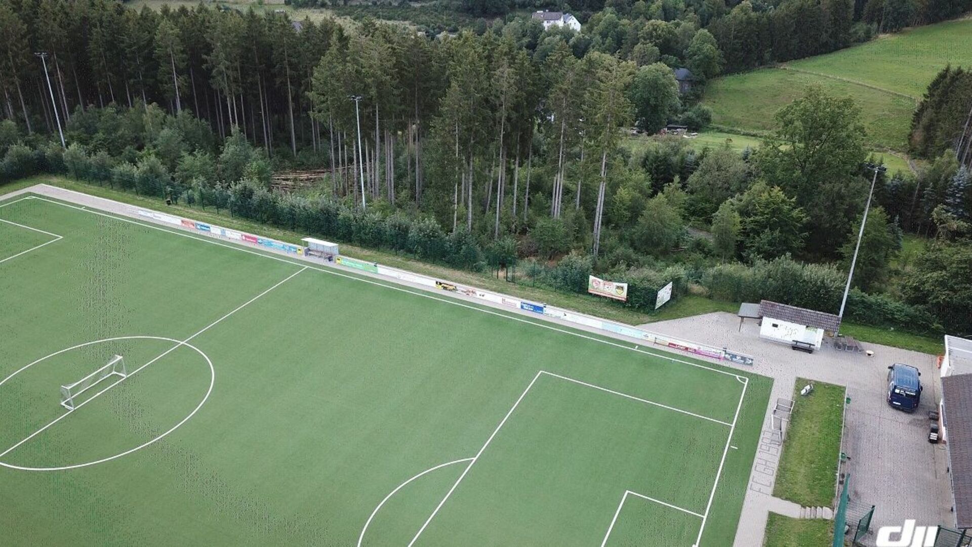 Der Sportplatz in Gleidorf mit der neuen Flutlichtanlage